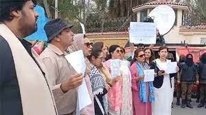 Parents of Aitchison students express solidarity with principal