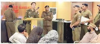 In Lahore, robbers kill a teacher and hurt a son.