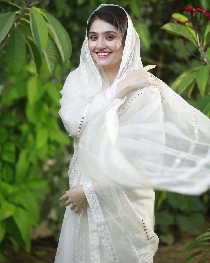 Saleem Durefishan kills in white Pishwas